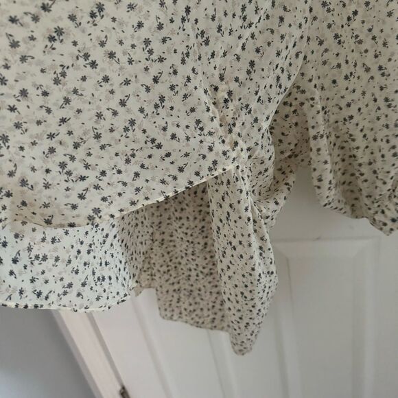 Cabi Gather Blouse sheer loose back adjustable SZ Medium - Picture 4 of 8